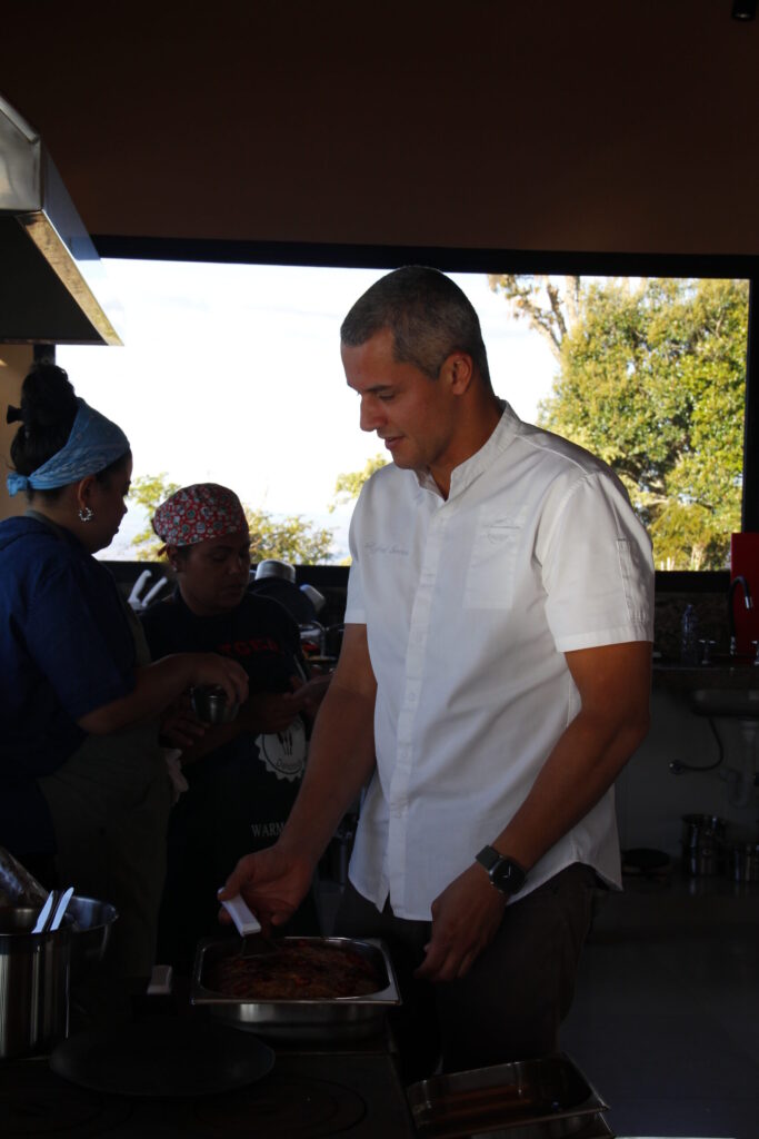 Chef Rafael Gomes, vencedor do MasterChef Profissionais, preparando pratos no Restaurante OKRA em Aiuruoca